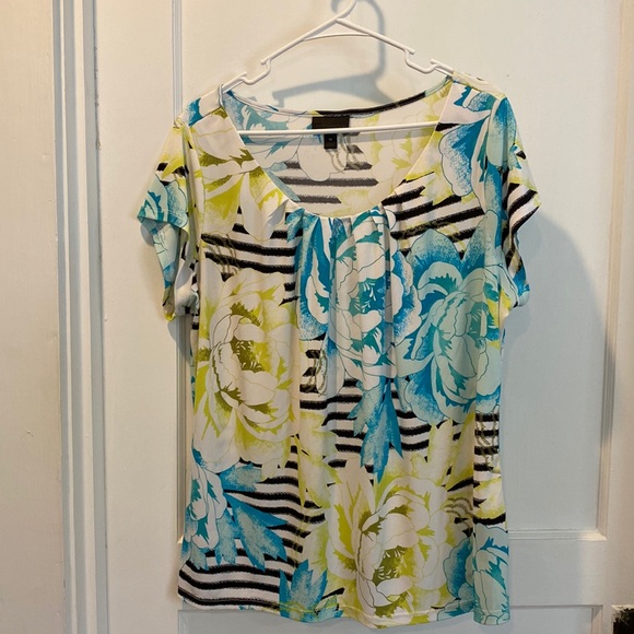 Worthington Tops - Womens short sleeve top by Worthington. Size 1x. Multi colored. Great condition.